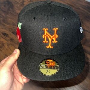 NY Mets New Era Hat w/ Apple logo 
BNWT
Size 7 3/8
Black